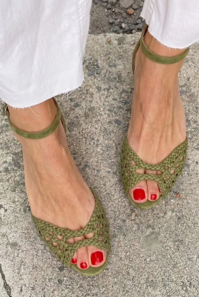Women’s Comfy Flat Sandals with Adjustable Strap
